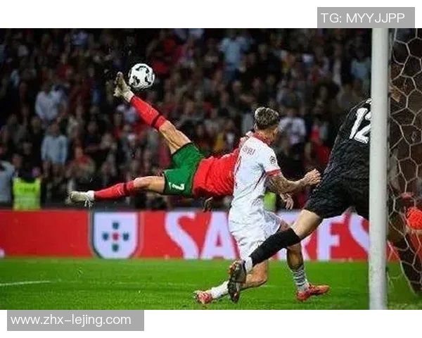 C罗花式足球技艺展示与个人魅力的完美结合解析